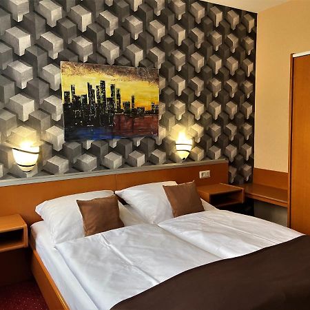 Hotel Stadt Hamburg Am Fluss Saarbrucken Bagian luar foto