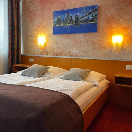 Hotel Stadt Hamburg Am Fluss Saarbrucken Bagian luar foto
