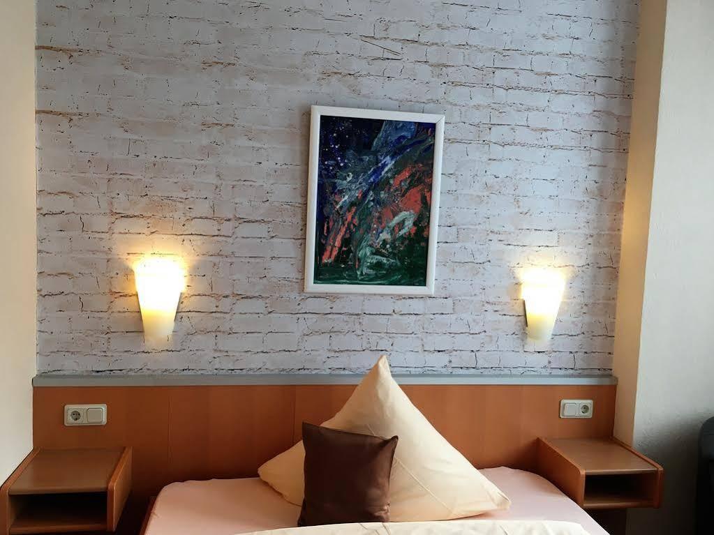 Hotel Stadt Hamburg Am Fluss Saarbrucken Bagian luar foto