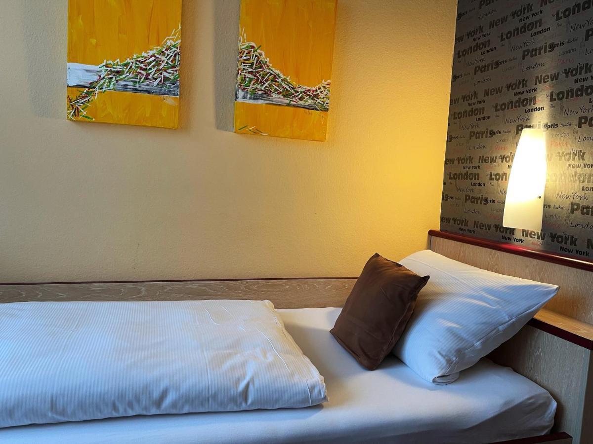 Hotel Stadt Hamburg Am Fluss Saarbrucken Bagian luar foto