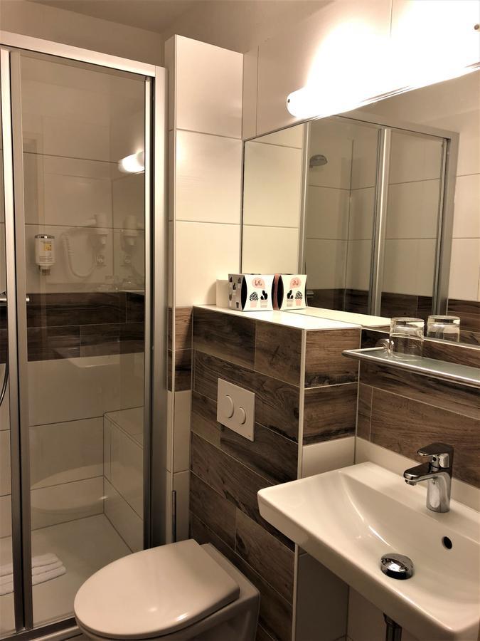 Hotel Stadt Hamburg Am Fluss Saarbrucken Bagian luar foto