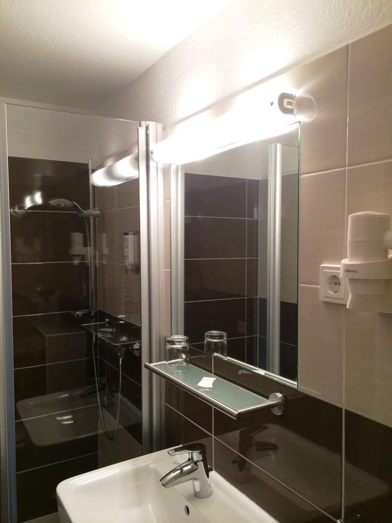 Hotel Stadt Hamburg Am Fluss Saarbrucken Bagian luar foto